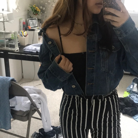 NWOT Forever 21 Cropped Raw Hem Denim Jacket - Picture 2 of 7